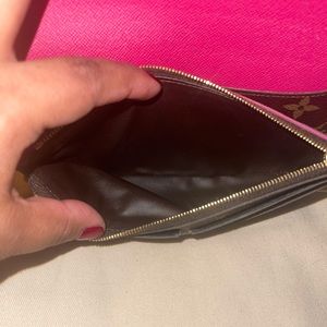 Lv Emily wallet  good condition autentic